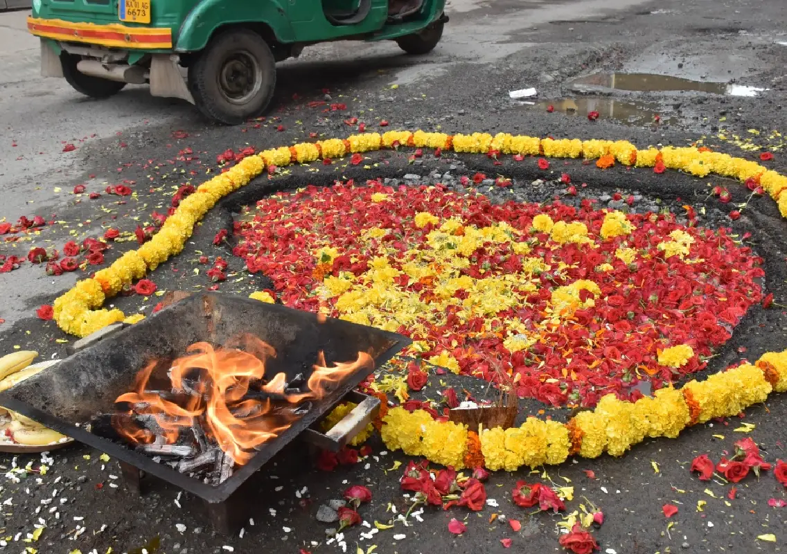 Bengaluru residents perform ‘Pothole Pooja’ to highlight civic apathy