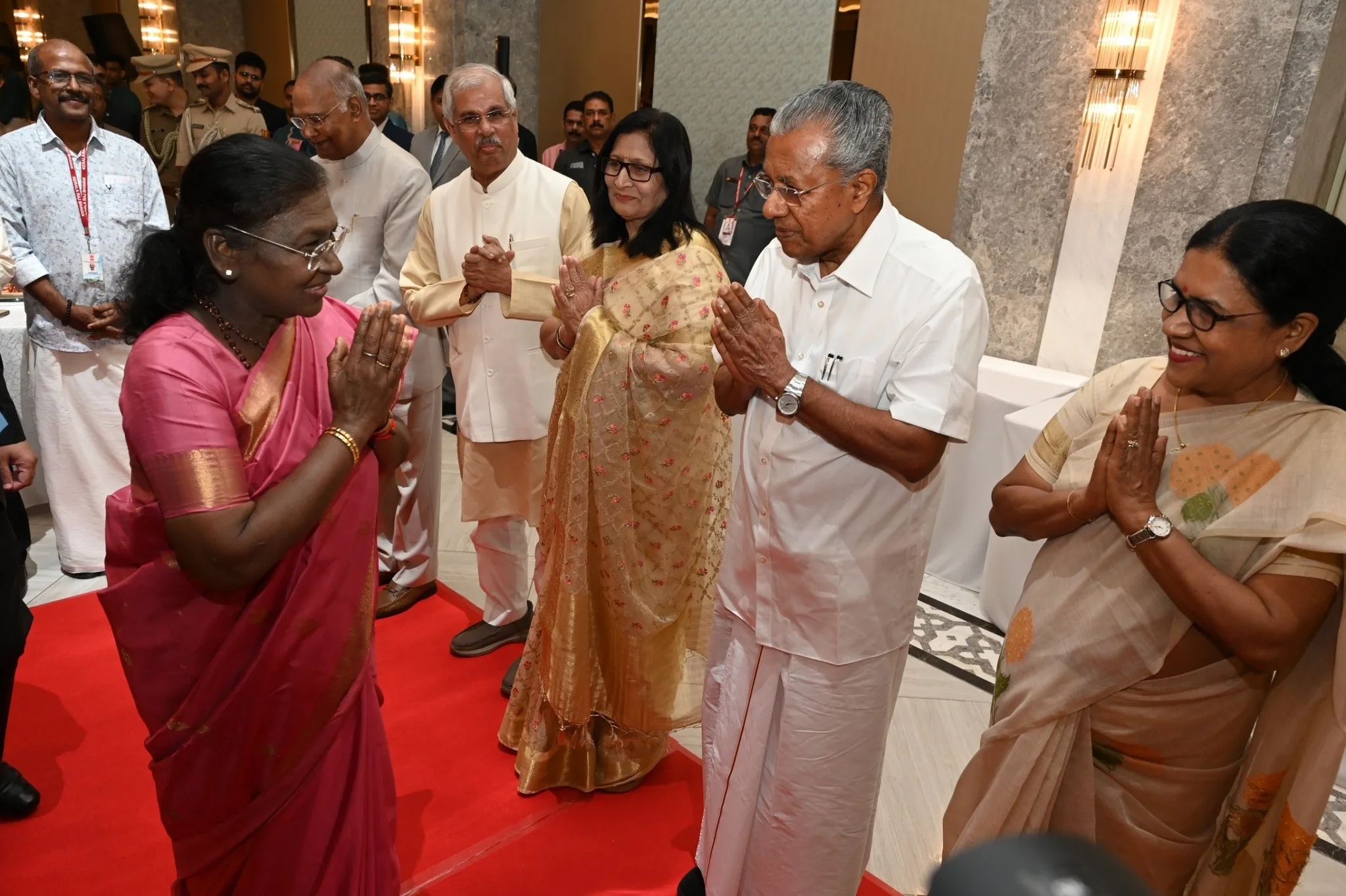 രാഷ്ട്രപതിക്ക് വിരുന്നൊരുക്കി ഗവര്ണര്; ഇത്രയും വിവിഐപികള് പങ്കെടുക്കുന്നത് ആദ്യം