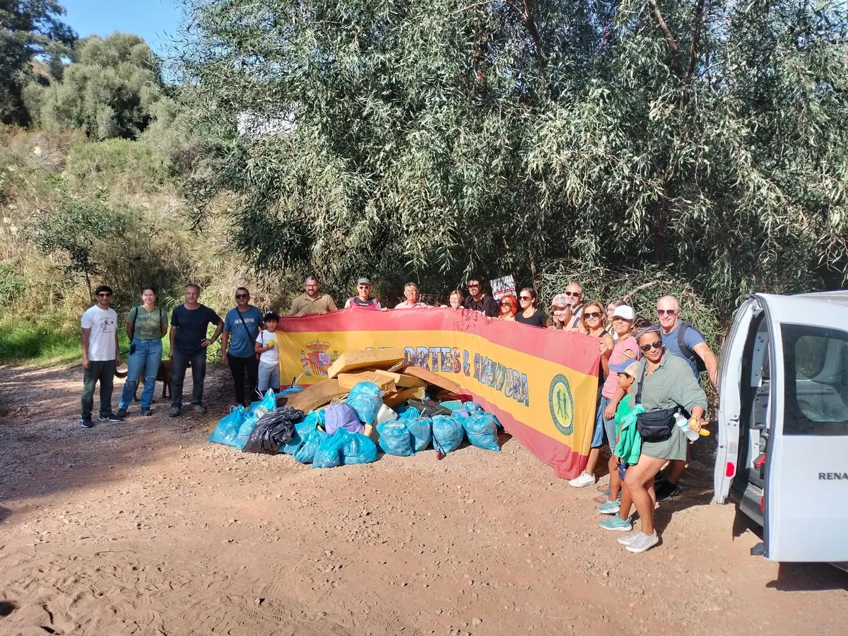 Volunteers join forces for Manilva beach clean-up