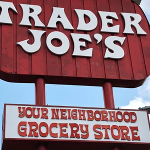 Trader Joe's vend ces sacs fourre-tout pour 3 $. Ils se revendent à plus de 1 500 $.