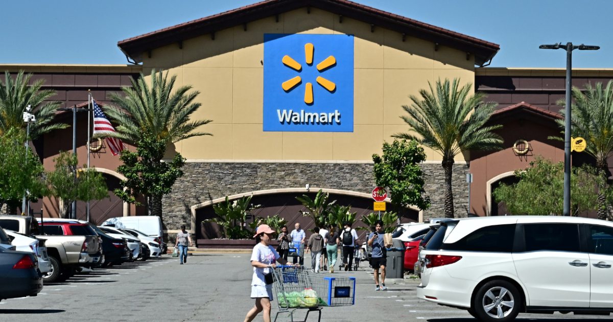 Walmart’s Smiry Memory Foam Bathroom Rug Is a Must-Have