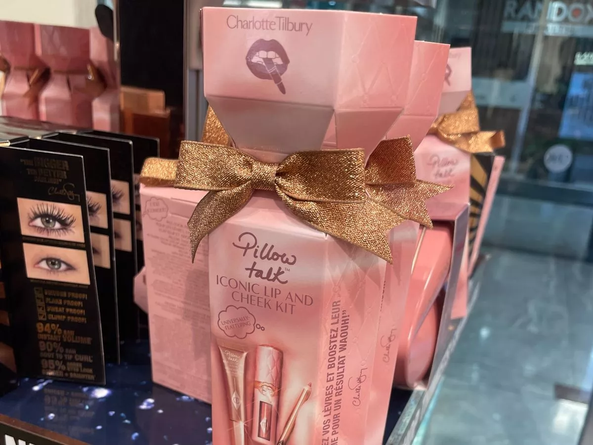 Best beauty gift set crackers that offer incredible value, according to expert