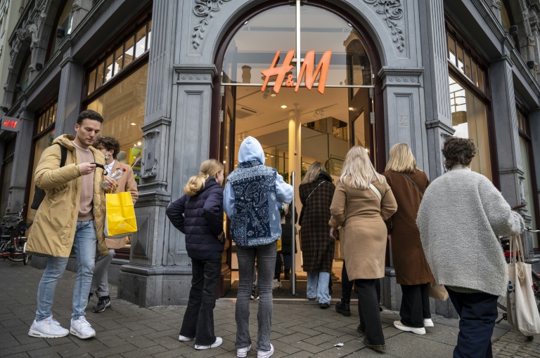 Stung By High Costs, Dutch Board 'Shopbus' To Cheaper Germany