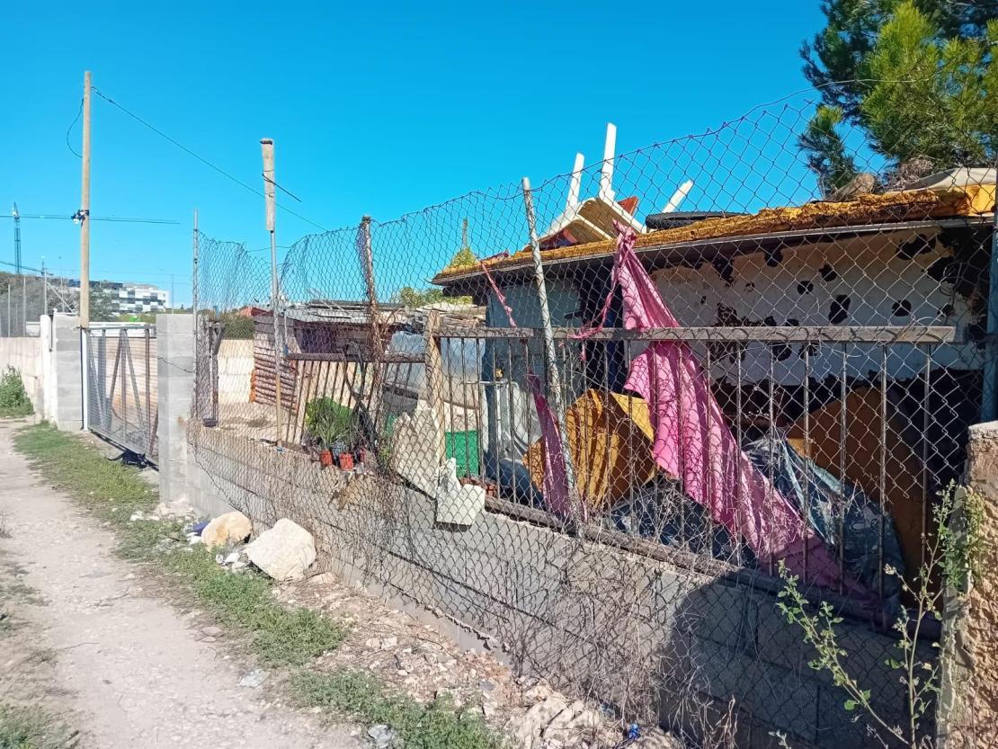 Town hall and government say the owner of Manacor shanties is lying