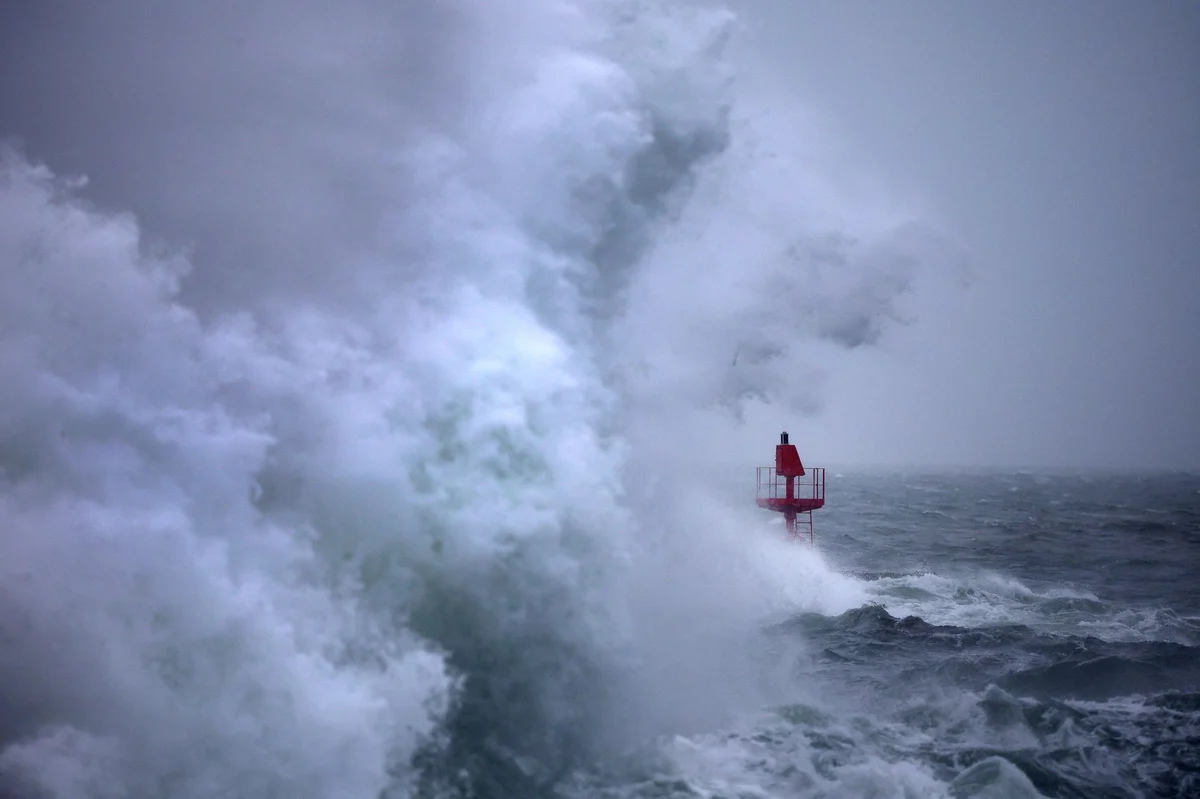 Storm Benjamin LIVE: Wild weather sweeps UK as country braces for flooding and 70mph winds