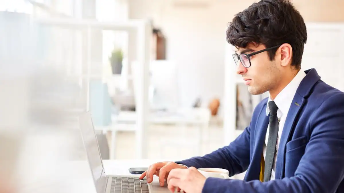 `Good Pay, No Support`: Fresher Struggles With ‘Do It Yourself’ Work Culture At First Job