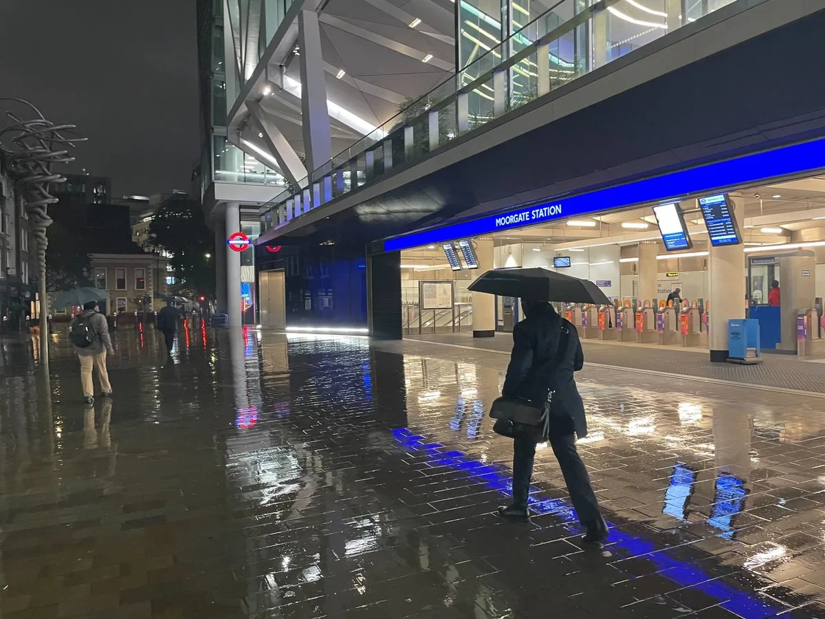 London weather: Storm Benjamin hits morning rush hour as heavy rain and strong gusts sweep capital