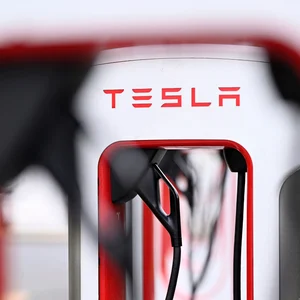 El trimestre récord de Tesla viene con un costo.