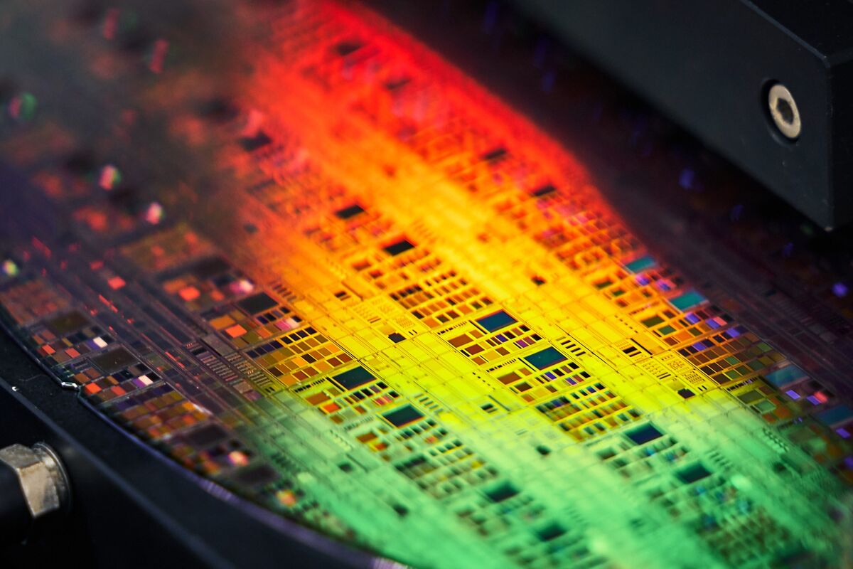 STMicro Sales Forecast Misses Estimates as Chip Recovery Stalls