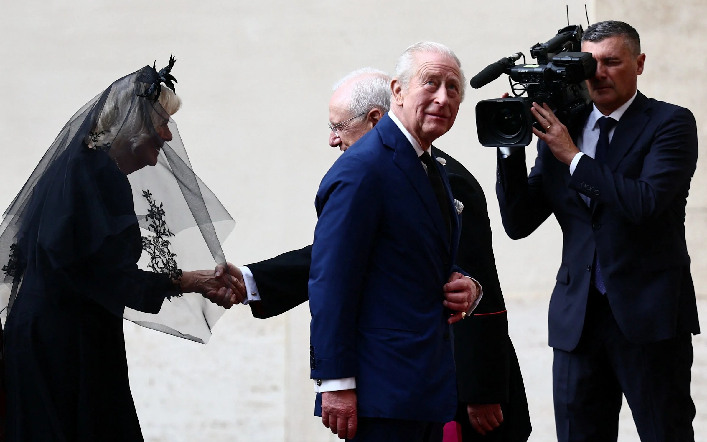 King makes history by praying with Pope
