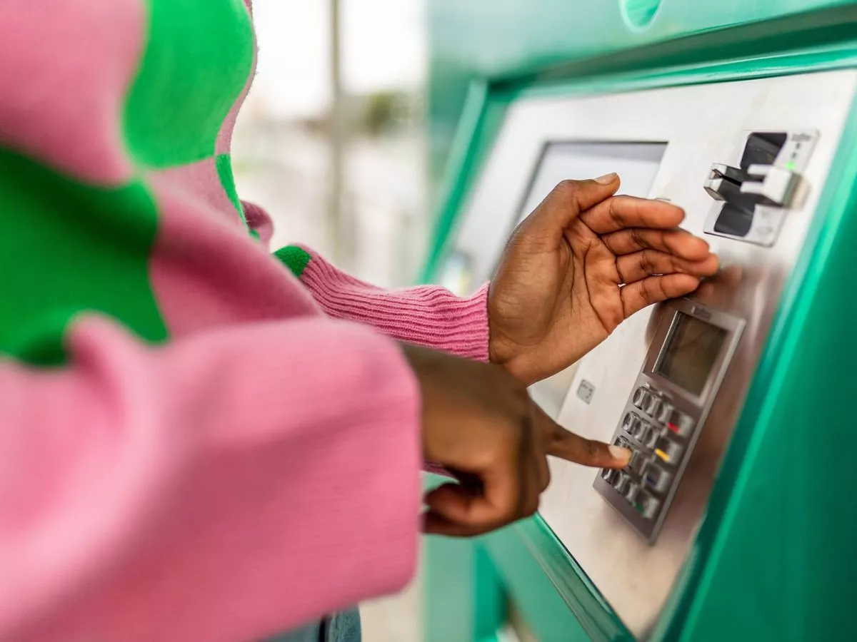 Seven banks giving customers up to £400 cash before Christmas