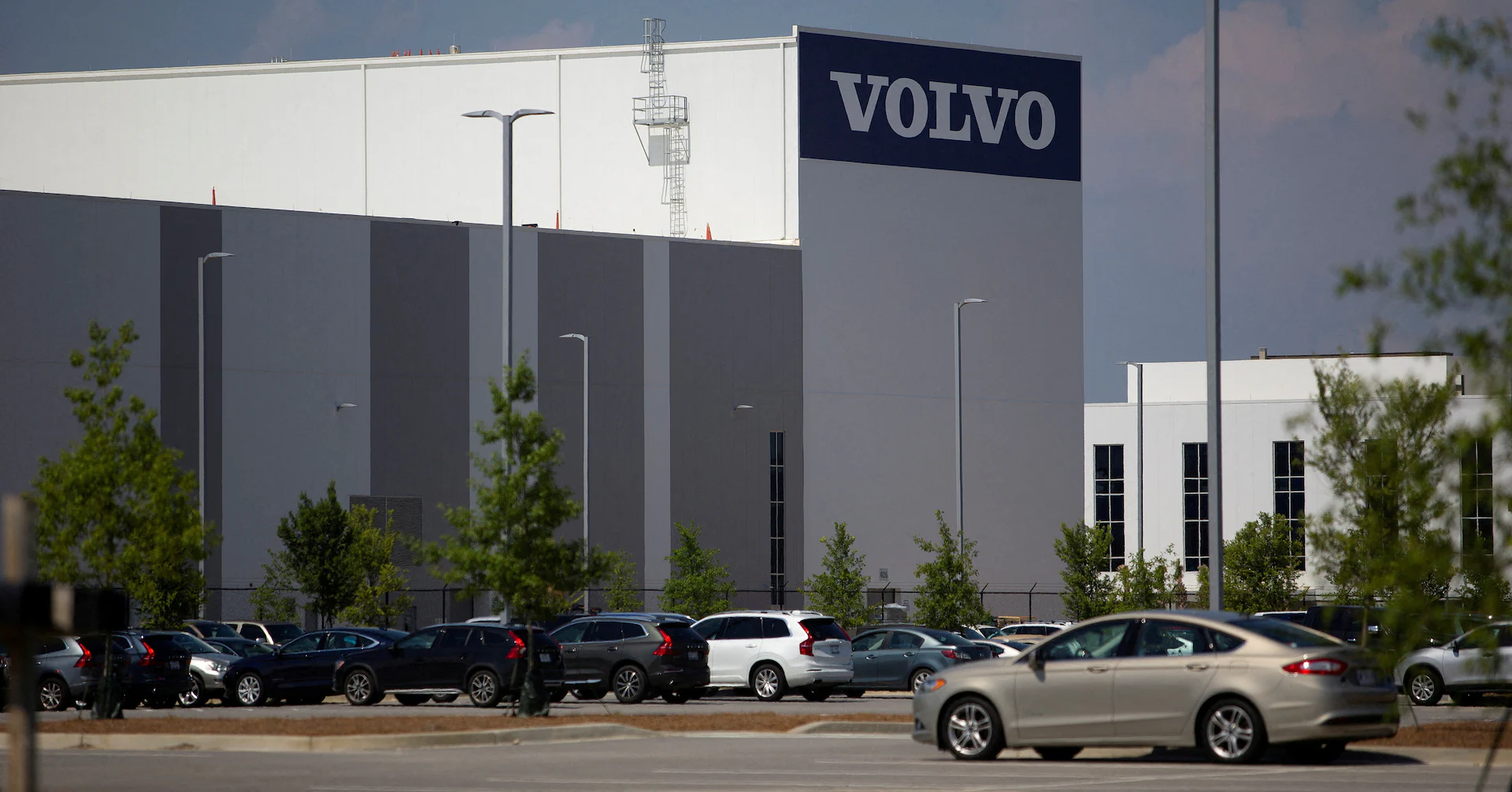 Early quarterly earnings reveal businesses adapting to Trump's tariffs