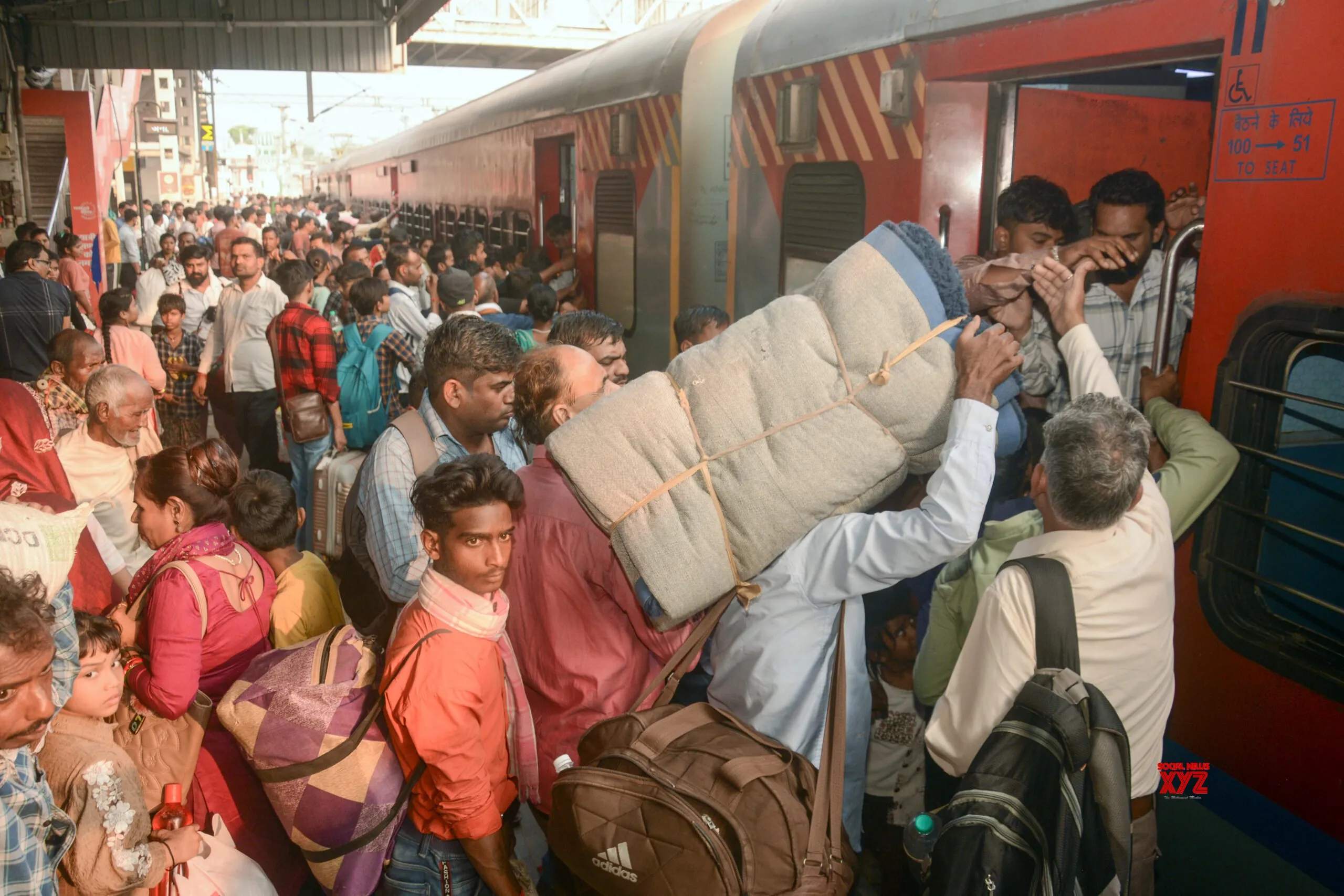 Lucknow: Travel Rush Ahead of Chhath Festival #Gallery