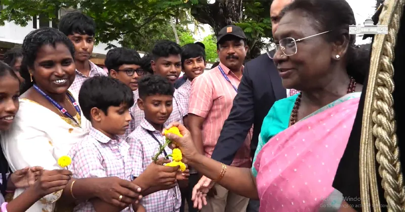 വഴിയിൽ കാത്തുനിന്ന കുട്ടികളെ കണ്ട് രാഷ്‌ട്രപതി; തൊട്ടരികിലെത്തി കൈപിടിച്ചതിന്റെ അമ്പരപ്പിൽ വര്‍ക്കല ജിഎംഎച്ച്എസ്എസിലെ വിദ്യാർത്ഥികൾ