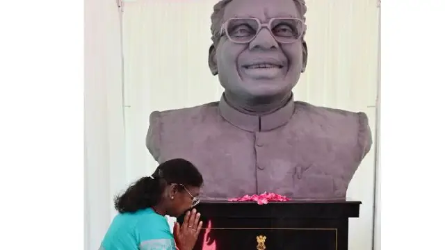 President Murmu unveils bust of former President K R Narayanan at Kerala Raj Bhavan
