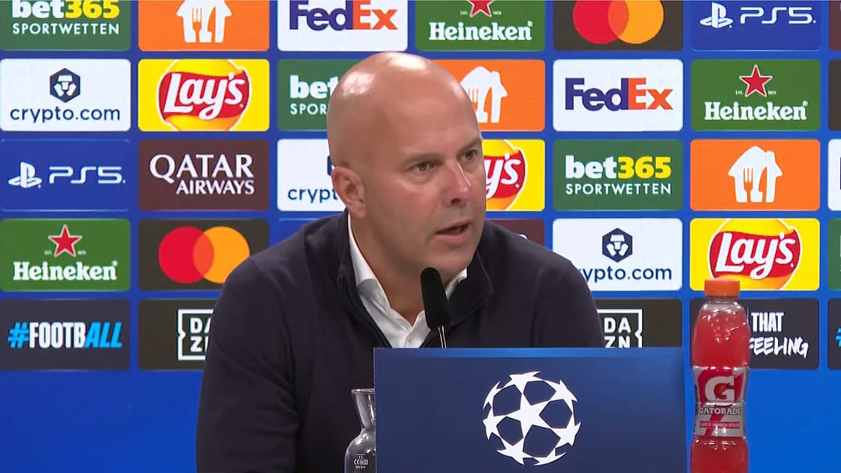 Bitter Arne Slot 'lets everyone know how to beat Liverpool' with 'daft' press conference comment about Man United and Chelsea