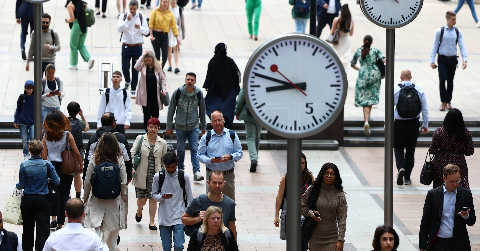 UK median full-time salary rises 4.3% in 2025, official figures show