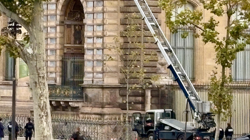 Louvre chief blames CCTV gaps for $157m jewellery heist