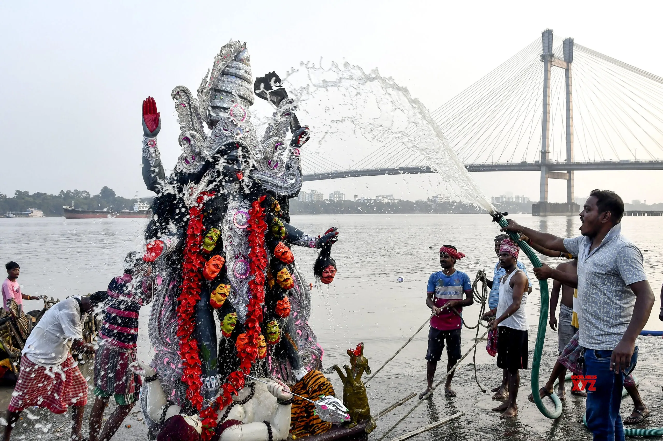 Howrah: Maa Kali immersion at Shibpur Ghat #Gallery
