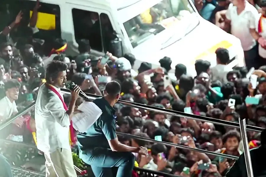 കരൂരില് യോഗം ചേരാൻ ഹാൾ ലഭിച്ചില്ല ; ആൾക്കൂട്ട ദുരന്തത്തിൽപ്പെട്ട ഇരകളുടെ കുടുംബങ്ങളെ ചൈന്നൈയിലേക്ക് വിളിച്ച് ആശ്വസിപ്പിക്കുമെന്ന് വിജയ്