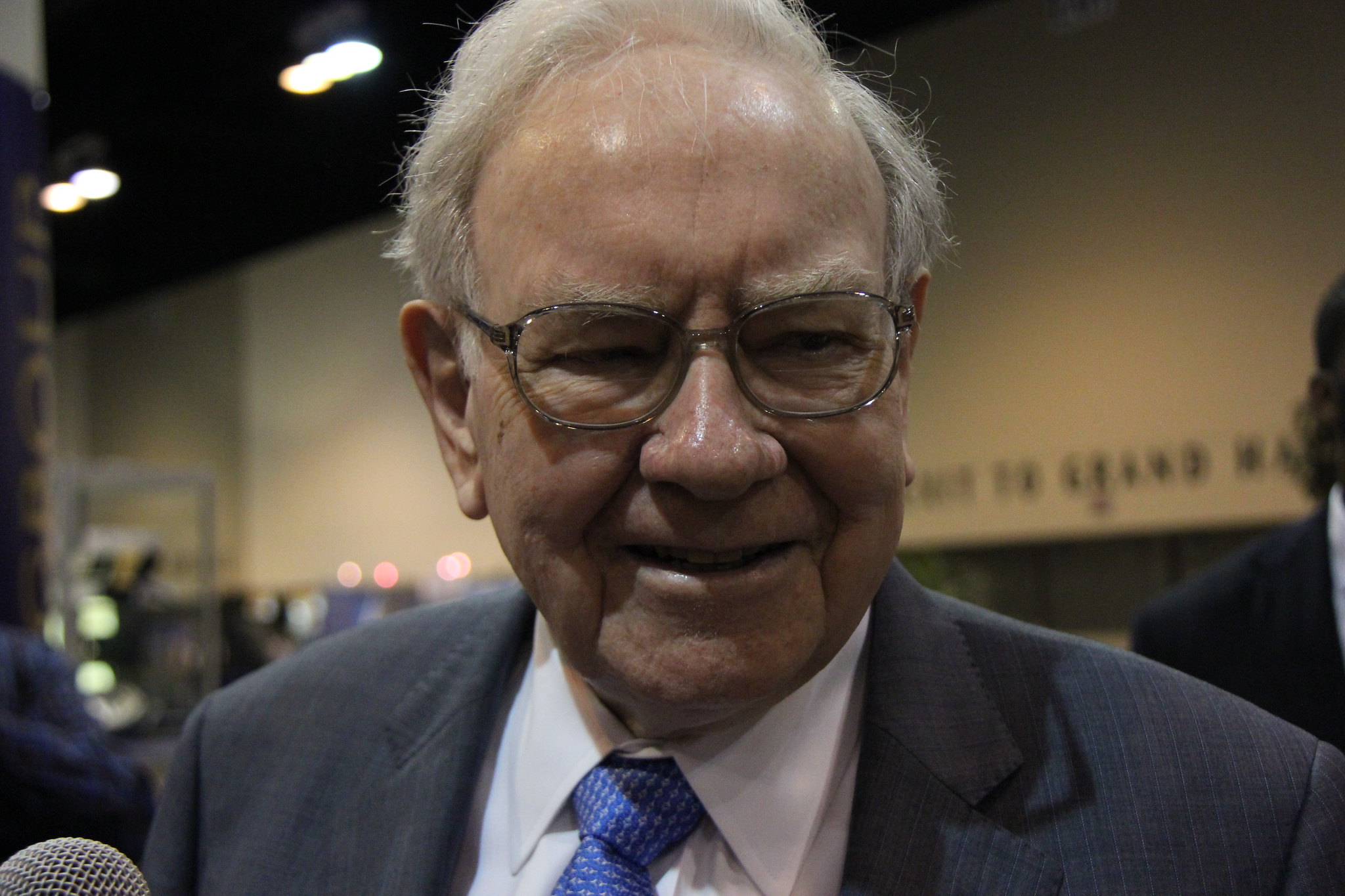 2 Warren Buffett Stocks to Buy Hand Over Fist and 1 to Avoid