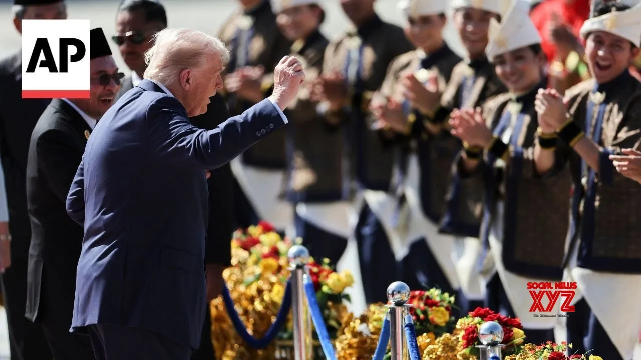 Trump dances at welcome ceremony in Malaysia (Video)