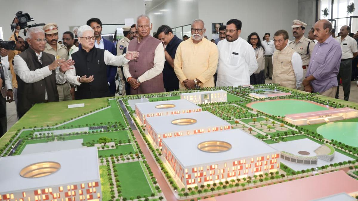 Governor visits Kaveri University