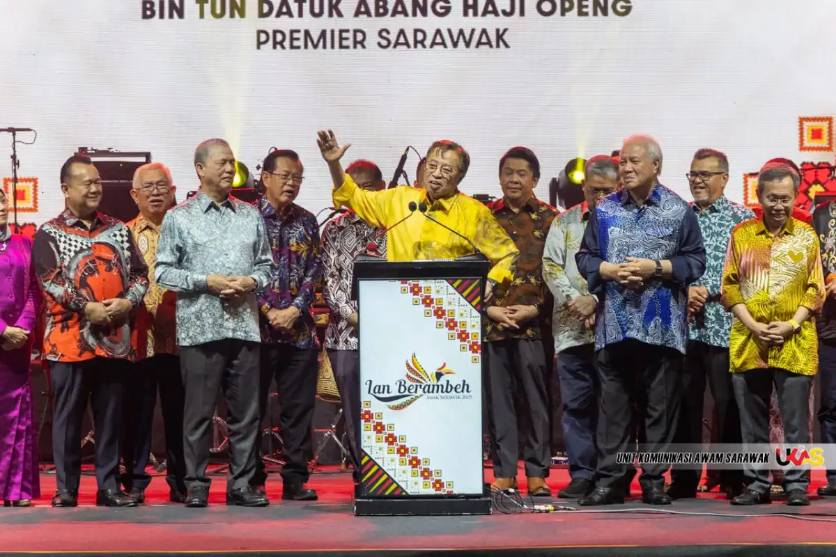 Minister likens Premier Abang Jo’s leadership to ‘kek lapis of progress’