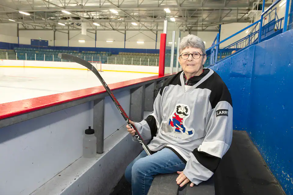 Une Québécoise écrit une page d’histoire du hockey à 81 ans