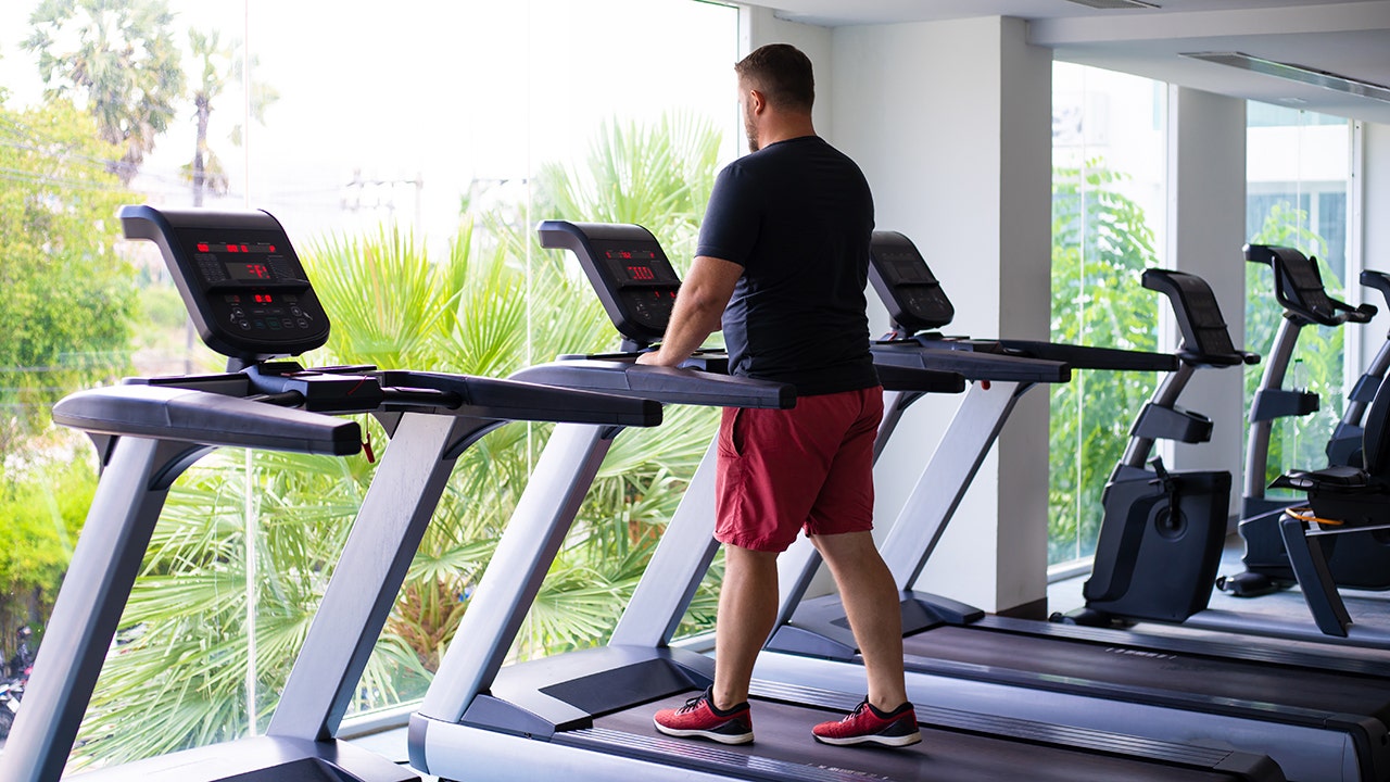Research shows backward walking benefits joint health and reduces pain