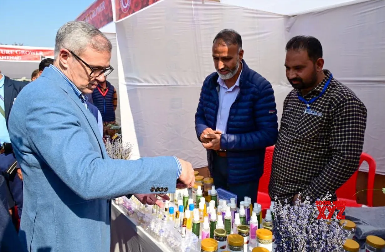 Srinagar: Omar Abdullah inaugurates the Chrysanthemum Garden #Gallery