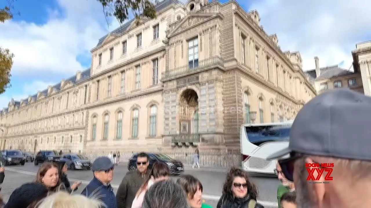 Tourists flock to Louvre window used in jewel heist (Video)
