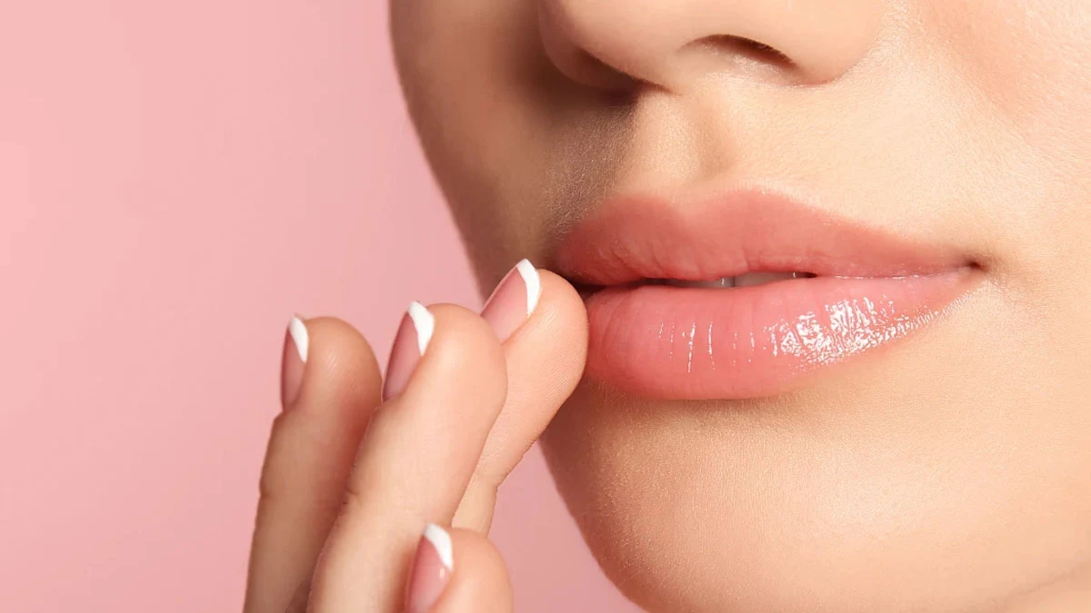 Lip Care Tips : ड्राई और फटे होंठ, अपनाएं ये आसान टिप्स और पाएं सॉफ्ट होंठ