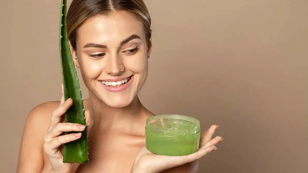 Skincare Tips : एलोवेरा लगाएँ और पाएं नैचुरल ग्लो, रोज़मर्रा की जिंदगी में अपनाएँ ये टिप्स