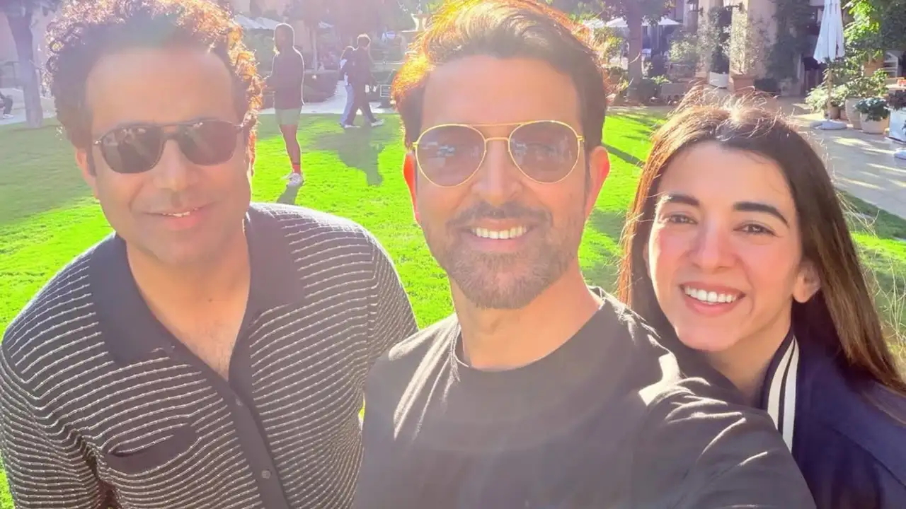 Hrithik Roshan Shares Adorable Pic With Girlfriend Saba Azad From Vacay, Don't Miss Latter's Reaction