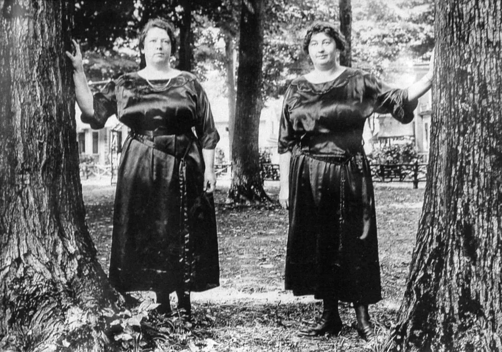 Sisters' act sold Chicago on spiritualism