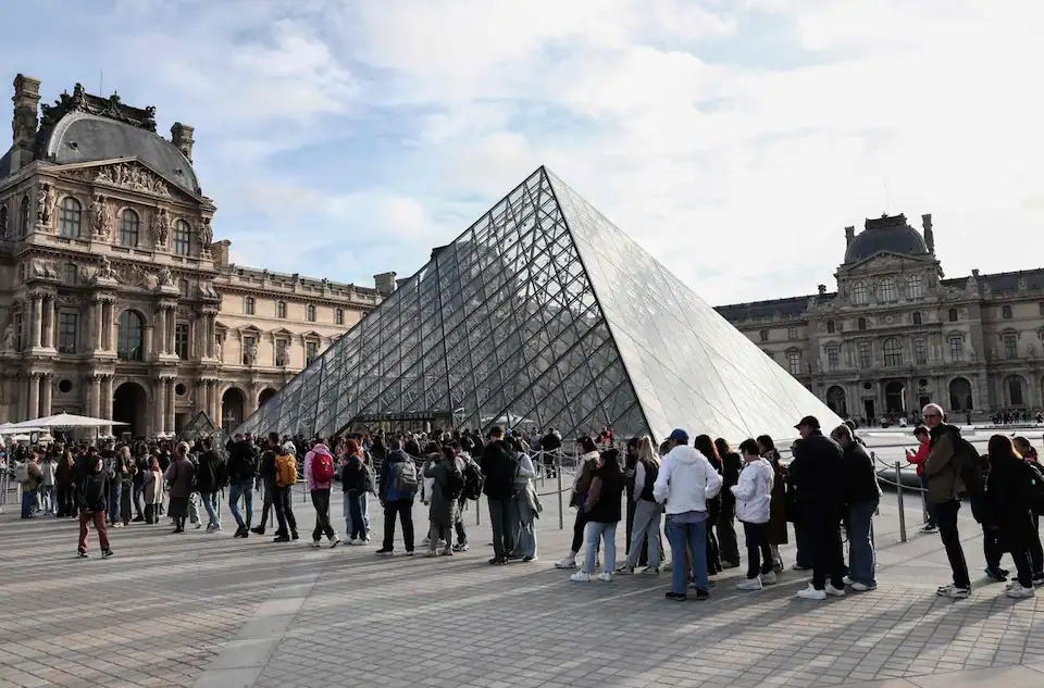 Vol spectaculaire de bijoux au Louvre: deux hommes placés en garde à vue