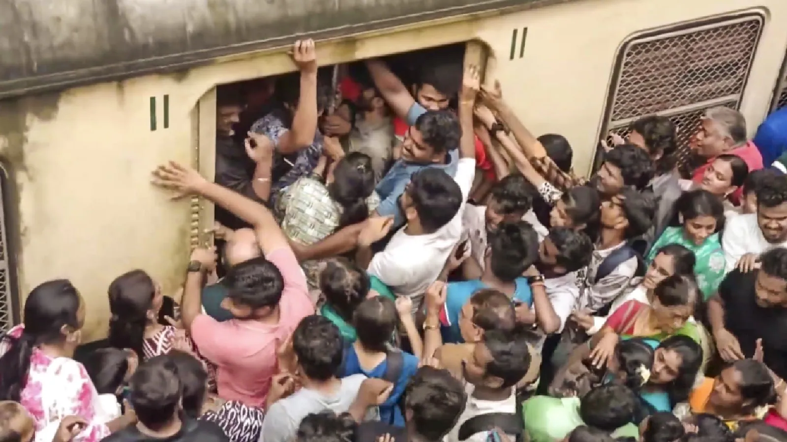 IRCTC Website Down? Users Complain Of Glitches While Booking Tickets Amid Chhath Rush