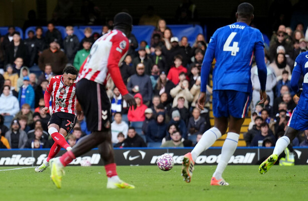 Sunderland climb to second place after rocking Chelsea with 91st-minute winner