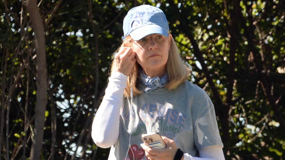 Hollywood treasure who worked with Robin Williams seen on rare outing... can you guess who?