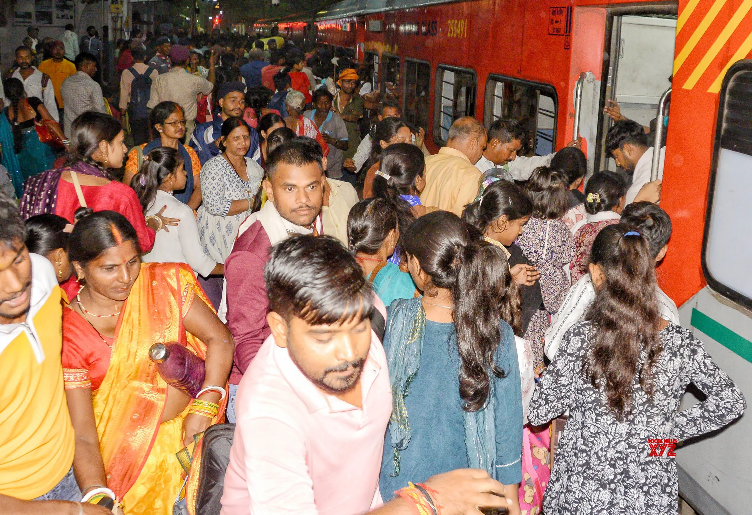 Dhanbad: Rush of Passengers Ahead of Chhath #Gallery