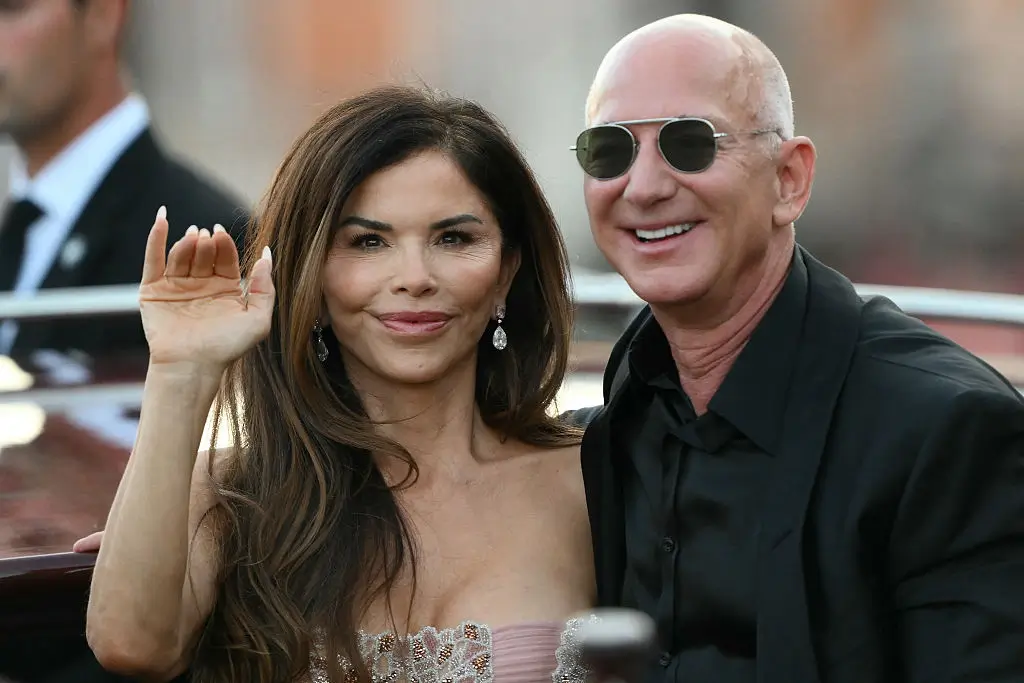 Lauren Sánchez’s Daring Outfit with Jeff Bezos Has Critics Wondering If She Mistook the Street for Her Bedroom