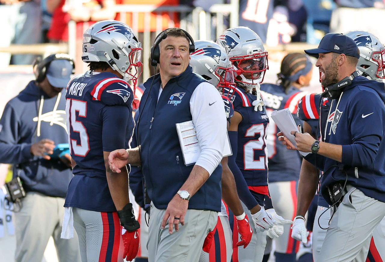 ‘We were winning the game’: Inside Mike Vrabel’s no-panic halftime speech that led to Patriots’ 32-13 win over the Browns