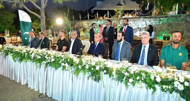 PM hosts dinner for cricketers
