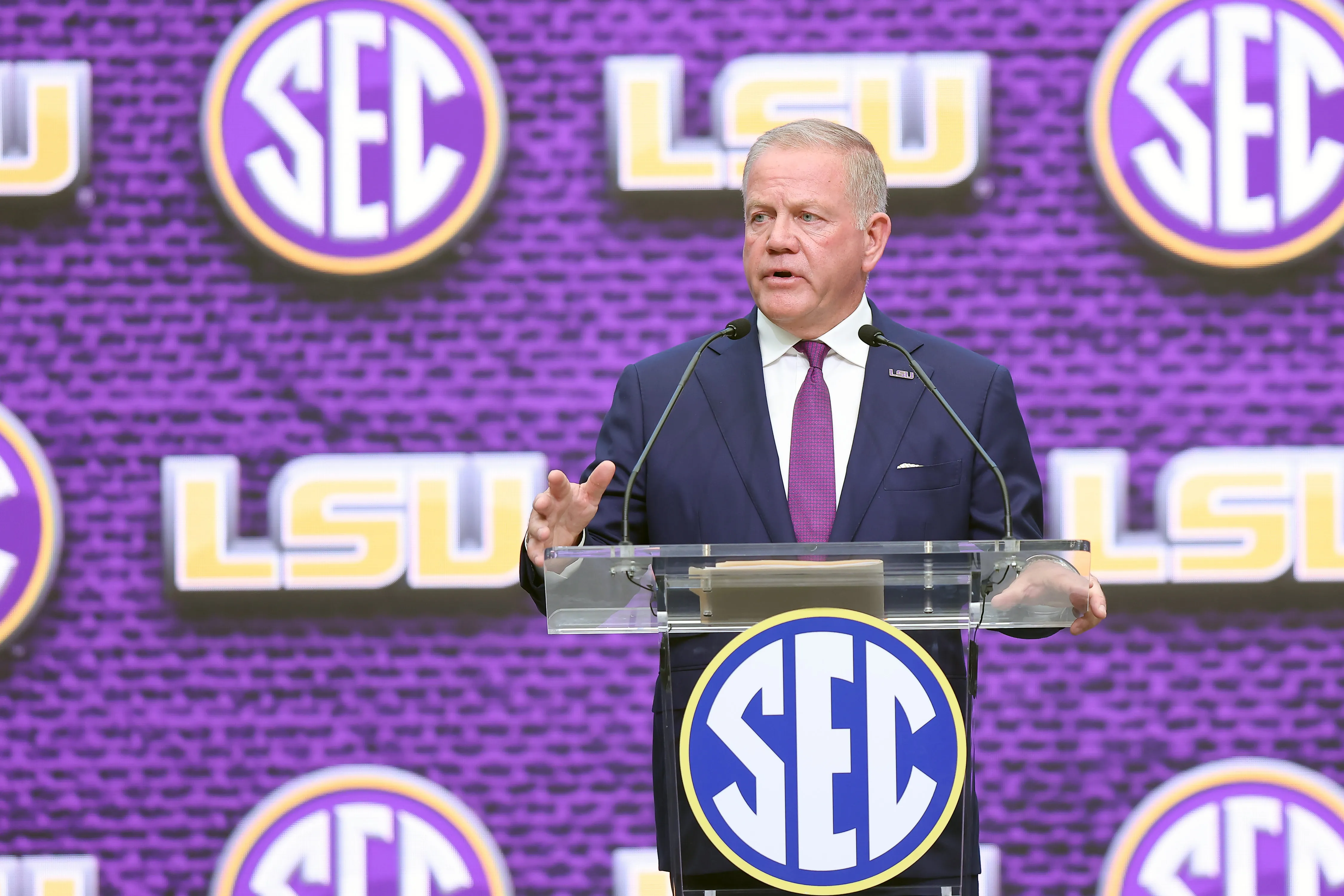Kelly out at LSU; former McNeese coach takes over interim role for Tigers