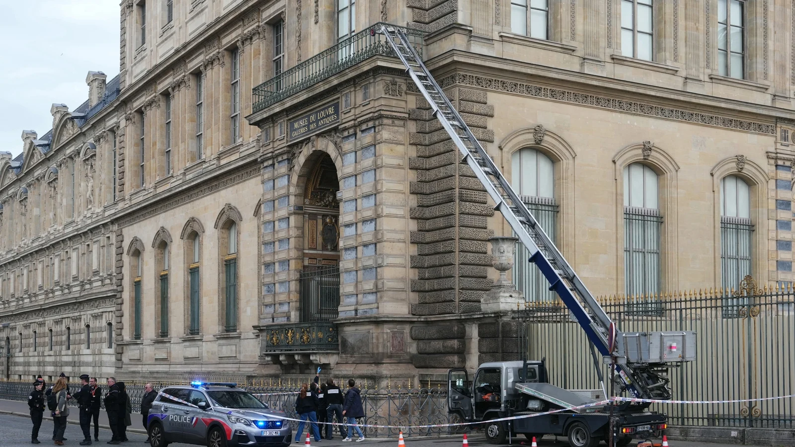 Police Arrest Suspects in Theft of Jewels from the Louvre
