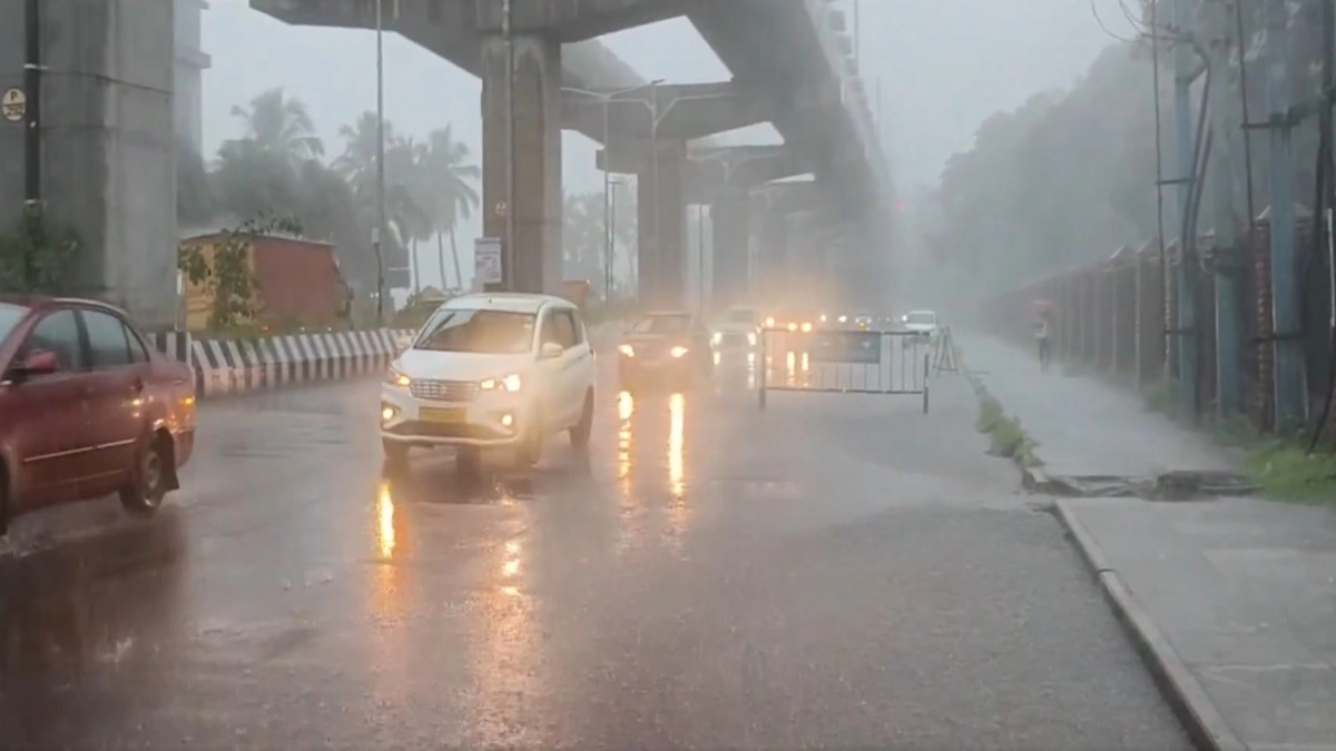 Chennai Braces for Heavy Rain, Orange Alert Issued in 4 Districts of Tamil Nadu As Cyclone Montha Intensifies