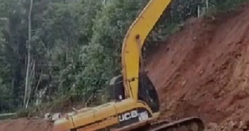 കൊച്ചി- ധനുഷ്കോടി ദേശീയപാതയോരത്ത് വലിയ കുഴി രൂപപ്പെട്ടു, വാഹനങ്ങള് വഴി തിരിച്ചു വിടുന്നു, കുടുംബങ്ങളെ മാറ്റി