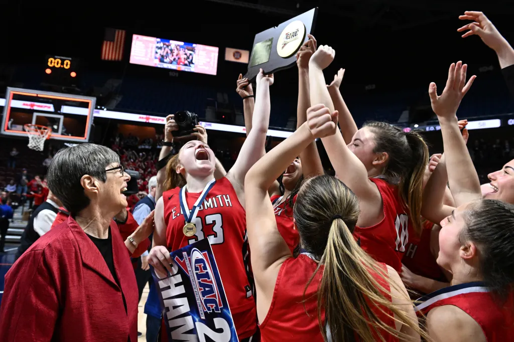Legendary CT girls basketball coach retires