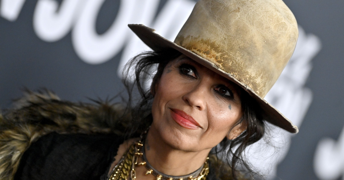 J.Lo & Linda Perry Lip-Sync “What’s Up?” on TikTok